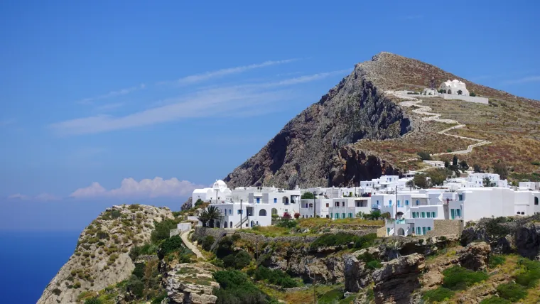 17. Chora, Grčka: Bijeli grad na otoku Folegandros izgrađen je na rubu litice visoke 200 m. Pogled je nevjerojatan.