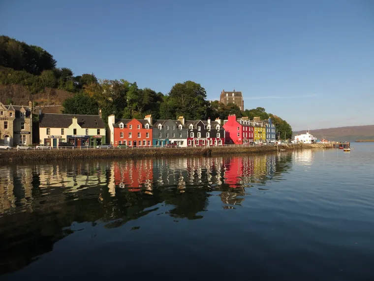 18. Tobermor, Škotska: Tobermory je glavni i do 1973. jedini grad na otoku Mull u škotskim unutarnjim Hebridima. Poznat po jarkim bojama.