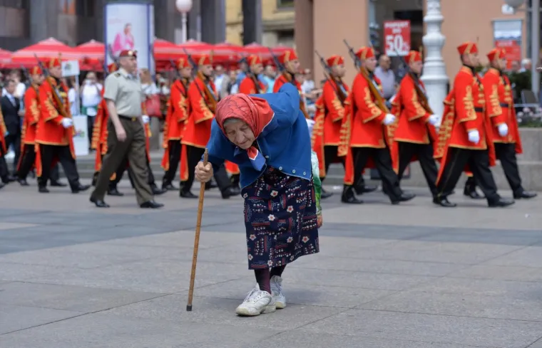 27.05.2017., Zagreb - Na Trgu bana Josipa Jelačica Počasno zaštitna bojna održala je prikaz ceremonijalnih radnji i ceremoniju Velika smjena straže u sklopu obilježavanja 26. obljetnice formiranja Oružanih snaga  RH. 
Počasno zaštitna bojna je postrojba Glavnog stožera OS RH zadužena za izvršavanje protokolarnih i ceremonijalnih zadaća za potrebe državnog i vojnog vrha, a ceremonija Velike smjene straže redovito  se izvodila na Gornjem gradu u vremenskom razdoblju od 27.5. do 1.10. 2017.