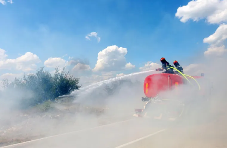 29.06.2017., Drniš - U zaleđu Drniša došlo je do velikog požara koji je zaprijetio kućama. Uz kopnene snage požar gase i kanaderi. Područje do Ćupića, Matića i okolnih zaseoka policija je blokirala, a promet se odvija okolnim putevima.