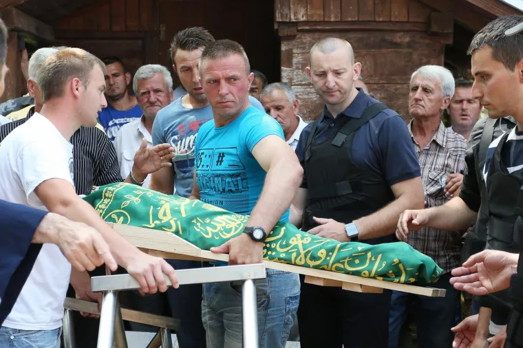 01.06.2017., Velika Kladuša (BIH) - Na mjesnom groblju u Elezovicima pokopan je trogodišnji Denis Pašič, za čiju smrt se sumnjiči njegova majka Chiara Pašić. Posljednji ispraćaj pokojnog dječaka bio je u dvorištu obiteljske kuće gdje je bila nazočna cijela obitelj otac Resid, stričevi, tetke te rodbina i brojni susjedi.