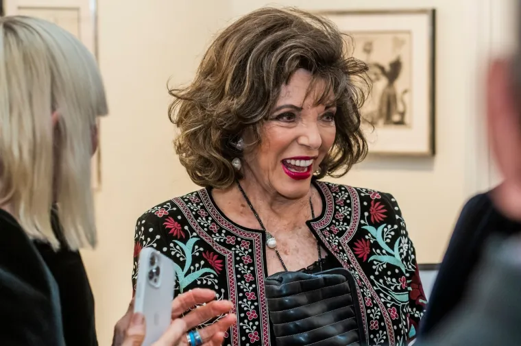 5. Joan Collins 
Glumačka ikona bila je na svečanoj večeri kada je poltergeist počeo prilično maltretirati goste. Prvo je od badema i ostalih grickalica iscrtao obrise tijela na podu, a podom preko sobe bacio urnu i nož, zamalo pogodivši goste. Butler je povezao taj ispad sa ženom koja je ubijena u toj sobi i ne želi da itko ulazi u nju.
