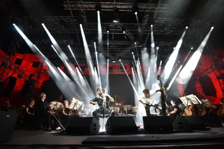 02.07.2017., Pula - Svjetski poznati hrvatski violončelistički dvojac Luka Sulić i Stjepan Hauser  nastupili su večeras u prepunoj pulskoj Areni u pratnji Zagrebačke filharmonije na rasprodanom koncertu, najavljenom kao koncert godine 2Cellosa u sklopu turneje Score, a na kojoj promoviraju istoimeni novi album posvećen filmskoj glazbi.