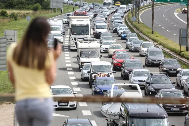 08.07.2017., Zagreb  Gužve prema moru na naplatnim kućicama Lučko.