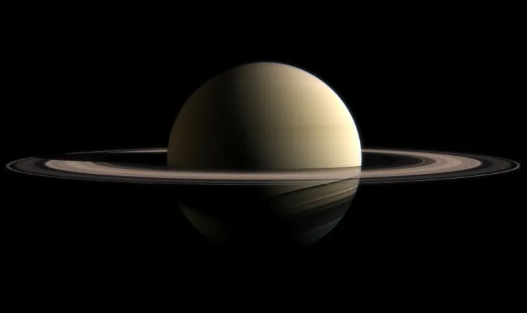 13. Saturnovi prsteni: Za otprilike 300 milijuna godina Saturn će zauvijek izgubiti svoje prstene, koji se sastoje od milijardi komadića leda, prašine i stijena koji će polako pasti na površinu planeta ili odlutati u prazninu svemira.