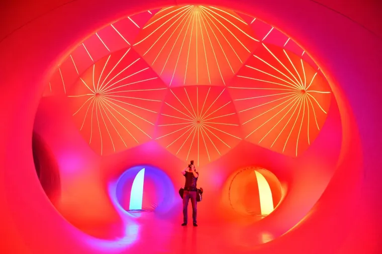 18.08.2017., Varaždin - Počeo 19. Špancirfest. Na Kapucinskom trgu postavljena je svjetski poznata atrakcija Luminarium, monumentalna zračna instalacija čije su kupole visoke i do 10 metara, ukupne površine 1400 četvornih metara s tunelima koji zahvaljujuci svjetlosnim efektima posjetiteljima pružaju nesvakidašnji doživljaj istraživanja labirinta.
