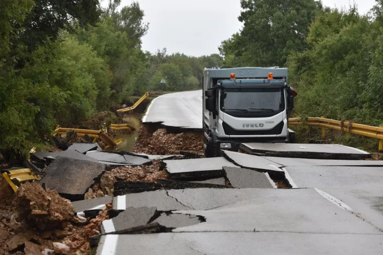12.09.2017., Zadar - Kamion ostao zarobljen u odronu ceste između Zadra i Razanca.
