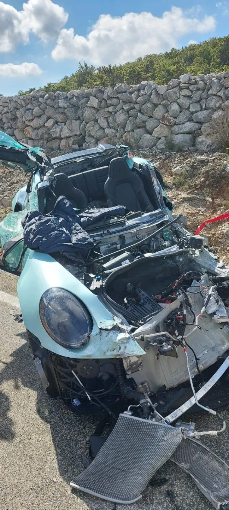 Sudarili se Porsche i cisterna, nastao totalni krš i lom, skupocjeni automobil u neprepoznatljivom stanju