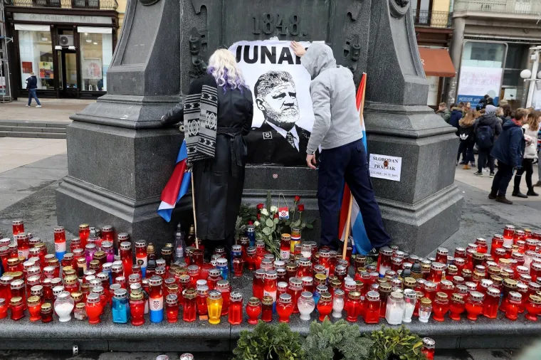 01.12.2017., Zagreb - Građani se okupljaju na Trgu bana Jelacica, pale svijeće i polazu cvijeće za osuđenog hrvatskog generala Slobodana Praljka, koji je počinio samoubojstvo nakon presude suda u Haagu.