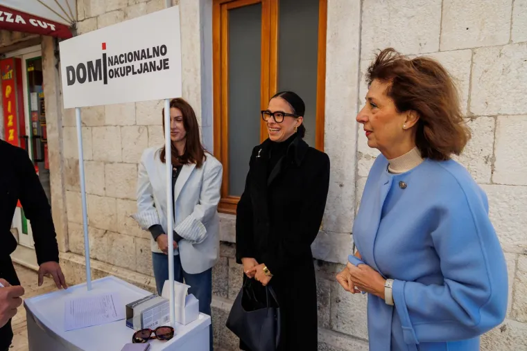 Umjesto štandova s fritulama - kandidati: Nino od jutra 'radi' za Mariju, Bulj dijeli upaljače
