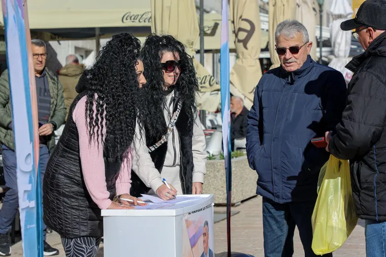 Umjesto štandova s fritulama - kandidati: Nino od jutra 'radi' za Mariju, Bulj dijeli upaljače