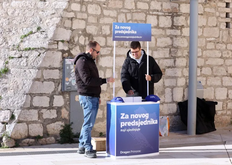 Umjesto štandova s fritulama - kandidati: Nino od jutra 'radi' za Mariju, Bulj dijeli upaljače