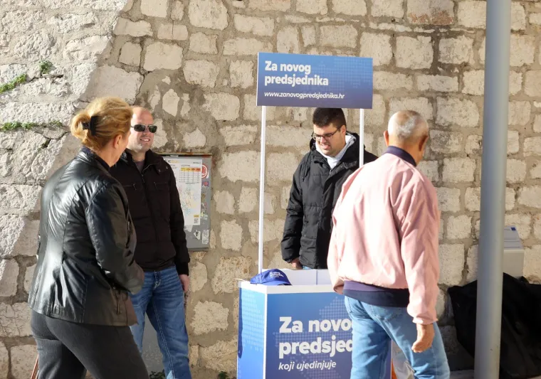 Umjesto štandova s fritulama - kandidati: Nino od jutra 'radi' za Mariju, Bulj dijeli upaljače