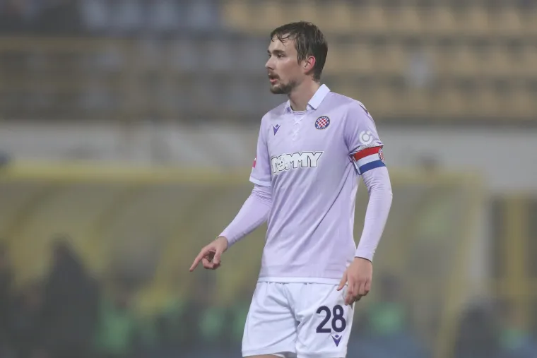 Filip Bradarić - Drugi zadnji vezni u ovoj našoj postavi. Navijači zazivaju njegov povratak iako se u karijeri već vraćao u Bijeli dres. Njegov posljednji angažman bio je u arapskom Al Ahliju koji je ispao u drugu ligu, a Bradarić je raskinuo ugovor i postao slobodan igrač.