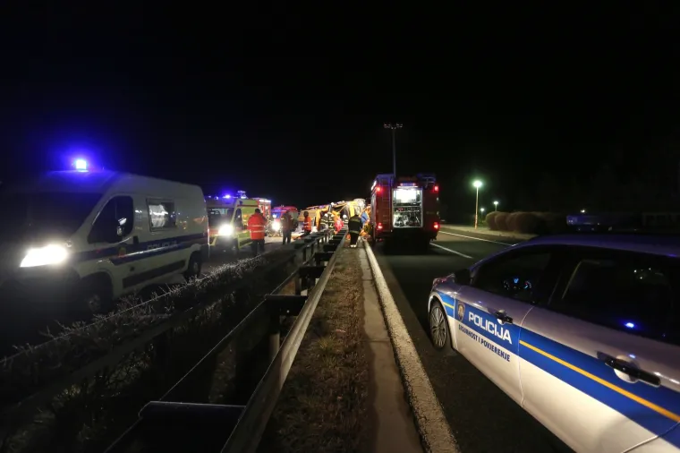 TRAGEDIJA NA BOŽIĆNO JUTRO: Na autocesti kod Rijeke se prevrnula ralica, jedna osoba poginula na mjestu nesreće