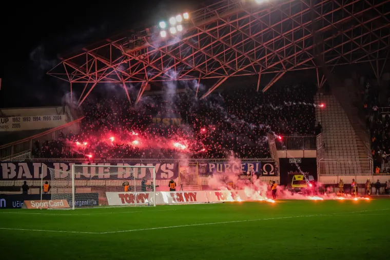 Dok je još utakmica trajala, u drugom poluvremenu, navijači Dinama Bad Blue Boysi su na južnoj tribini napravili veliku bakljadu
