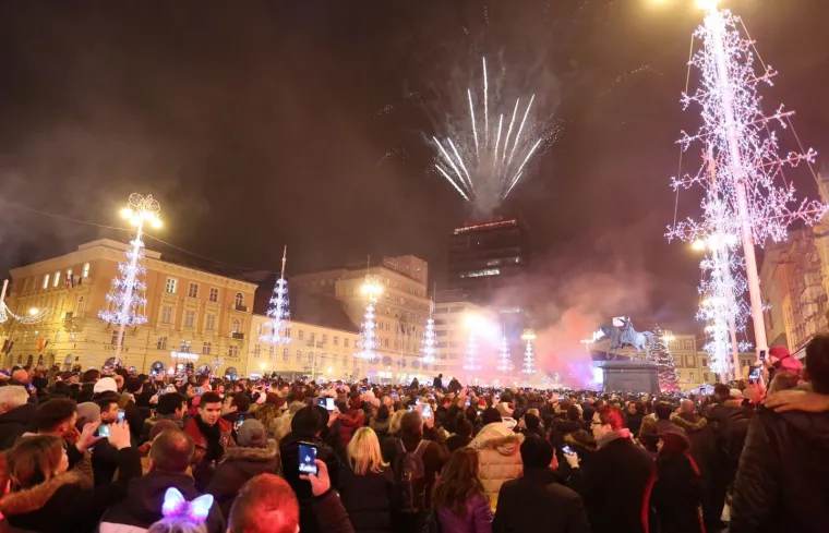 VELIKI VATROMET I KONCERT NA GLAVNOM ZAGREBAČKOM TRGU: Evo kako se dočekala 2018. godina u srcu hrvatske metropole