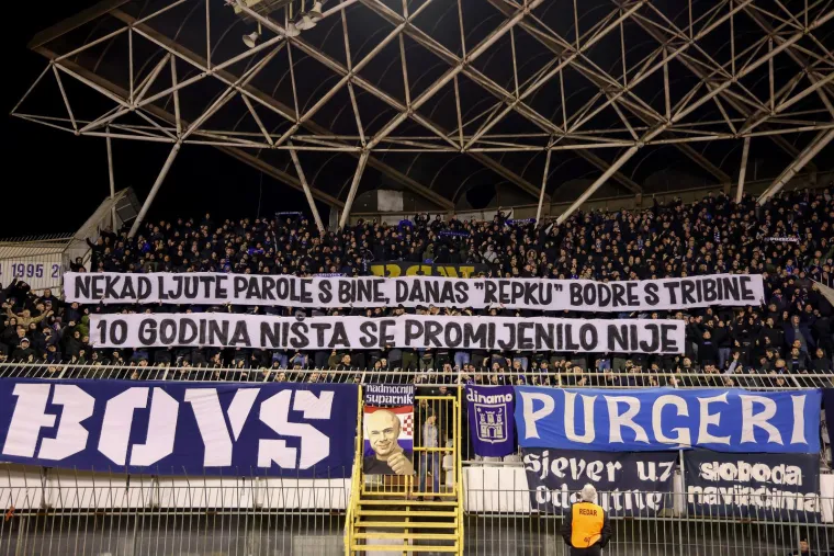 Tijekom utakmice pokazali su transparent s porukom &quot;Nekad ljute parole s bine, danas &apos;repku&apos; bodre s tribine. 10 godina ništa se promijenilo nije&quot;.