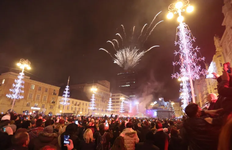 VELIKI VATROMET I KONCERT NA GLAVNOM ZAGREBAČKOM TRGU: Evo kako se dočekala 2018. godina u srcu hrvatske metropole