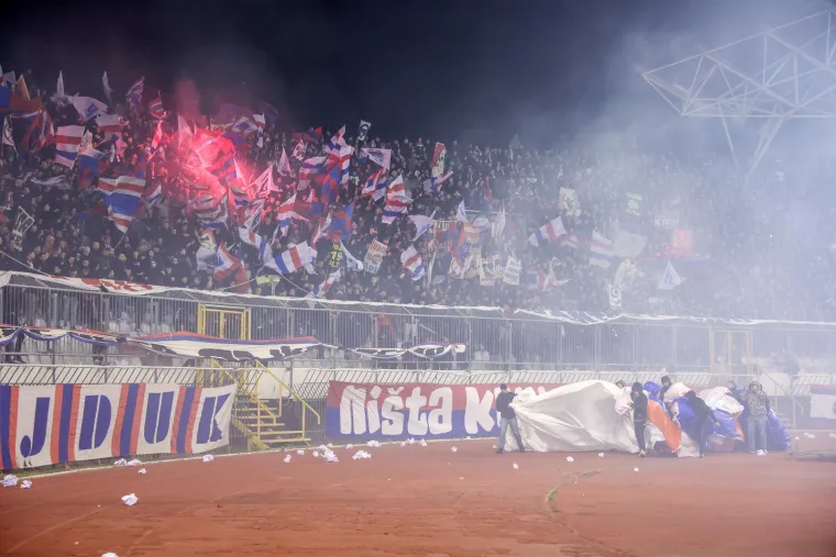 Nakon koreografije, Torcida je mahala zastavama na dva štapa i barjacima
