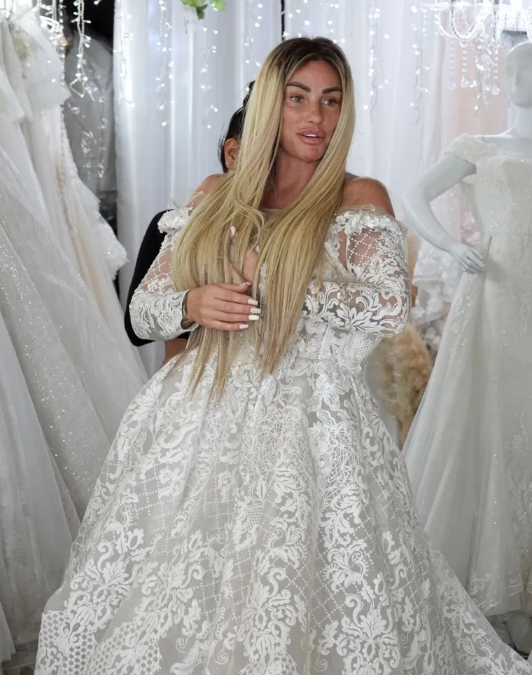 Ona je kraljica plastičnih operacija: Fileri, grudi... Ma tko zna više što je na njoj pravo, Upoznajte Katie Price