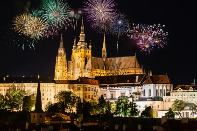 5. Prag, Češka: Prag je savršen grad za sve koji žele dočekati Novu godinu u bajkovitoj atmosferi. Starogradski trg, okružen gotičkim i baroknim zgradama, postaje epicentar zabave s vatrometima i koncertima na otvorenom.