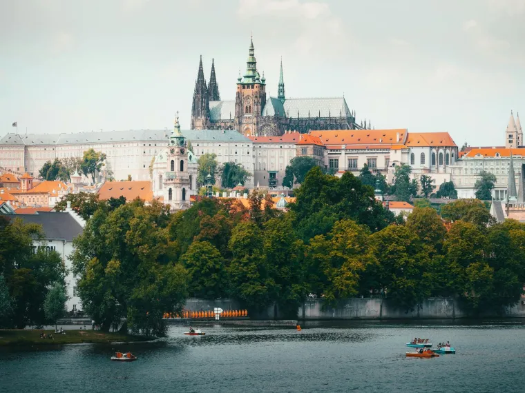 16. Prag, Češka: Glavni grad Češke ističe se svojim brojnim jeftinim restoranima, grad nudi i veliki broj povoljnih smještajnih opcija i letova, što ga čini savršenim izborom za zimski odmor.