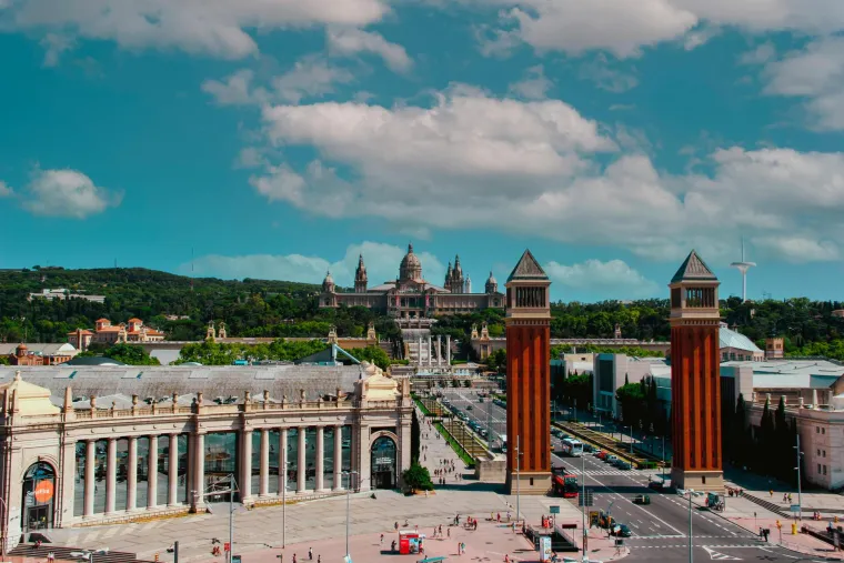 6. Barcelona, Španjolska: Barcelona je jedno od najboljih europskih odredišta za doček Nove godine, s toplim vremenskim uvjetima i energičnim proslavama. Proslava na trgu Plaça d&apos;Espanya obuhvaća spektakularni vatromet i plesne nastupe, dok se na ulicama čuje glazba svih žanrova. 
