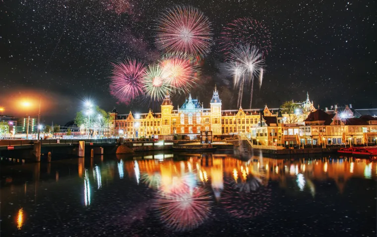 7. Amsterdam, Nizozemska: Amsterdam je poznat po svojoj jedinstvenoj atmosferi i neformalnim proslavama Nove godine. Grad nudi brojne zabave uz rijeku Amstel, a ulice su ispunjene glazbom, plesom i veseljem. 