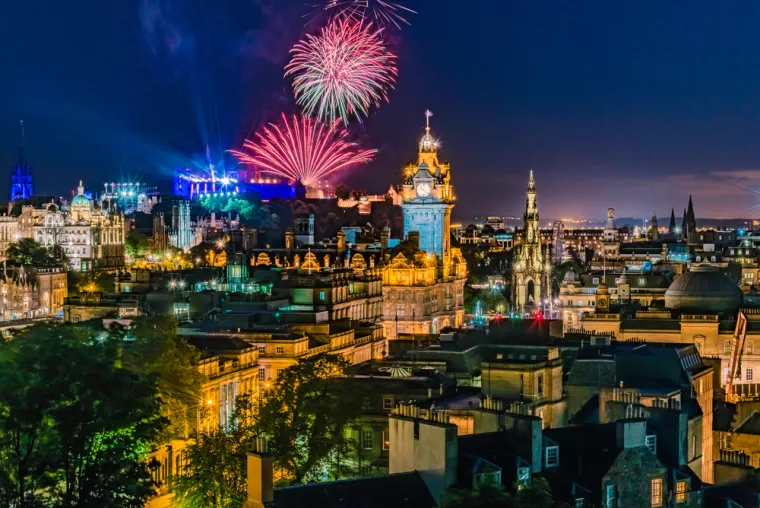 10. Edinburgh, Škotska: Edinburgh je domaćin jedne od najvećih i najuzbudljivijih novogodišnjih proslava u Europi, poznate kao &quot;Hogmanay&quot;. Grad je ispunjen glazbom, plesom i vatrometima, a centar grada postaje glavno mjesto za okupljanje. 