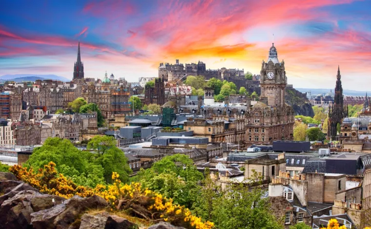 Tradicionalni škotski doček uključuje i ples uz gajde, dok uživate u ukusnoj hrani i piću u pubovima. Edinburgh je idealno odredište za one koji žele doživjeti veselu i povijesnu atmosferu.