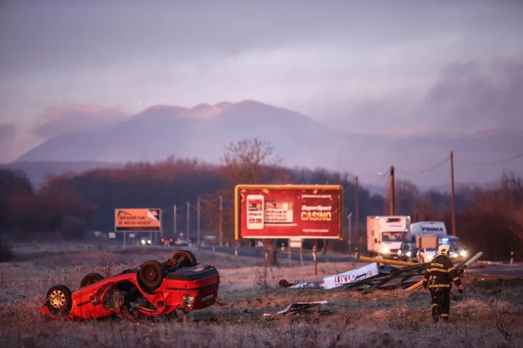 U zagrebačkoj ulici Donji stupnik bb dogodila se nesreća u kojoj je uslijed izlijetanja automobila s kolnika smrtno stradala jedna osoba