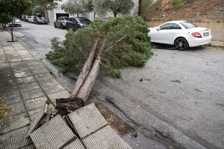 Apokaliptične scene, ima mrtvih: Oluja ih demolirala,  rušila mostove, bacala aute...