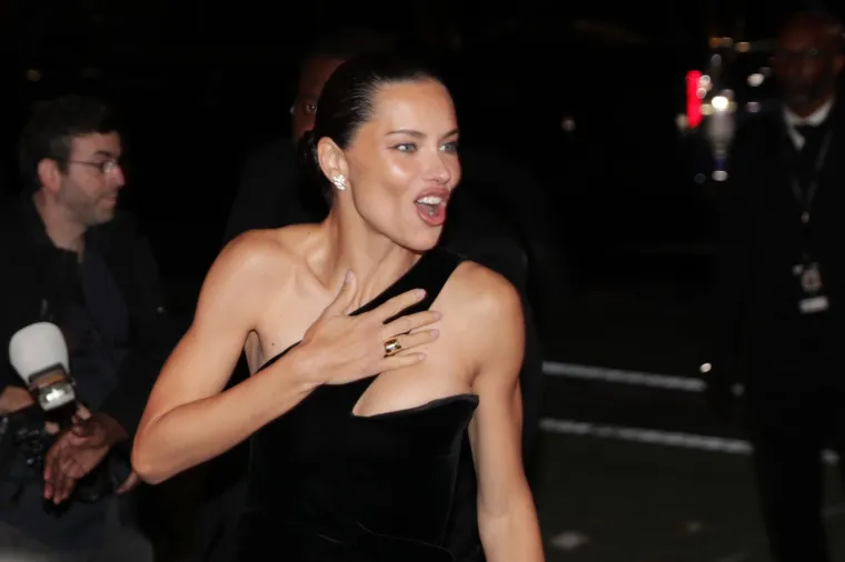 Sve je počelo na jednom tulumu, a ljubav se toliko &quot;rasplamsala&quot; da je Adriana Lima dobila i srpsku putvnocu, a pamti se i da je i poslije razvoda čestitala pravoslavne praznike poput Božića. &quot;Ne smijem nikome reći kako sam osvojio Adrianu. To je tajna koju bih morao skupo naplatiti&quot;, kazao je Jarić u jednoom intervjuu.