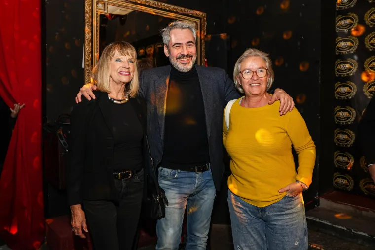 Poznati se okupili u Saloonu: Vlado Kalember osvaja šarmom, a Jasna Zlokić elegancijom