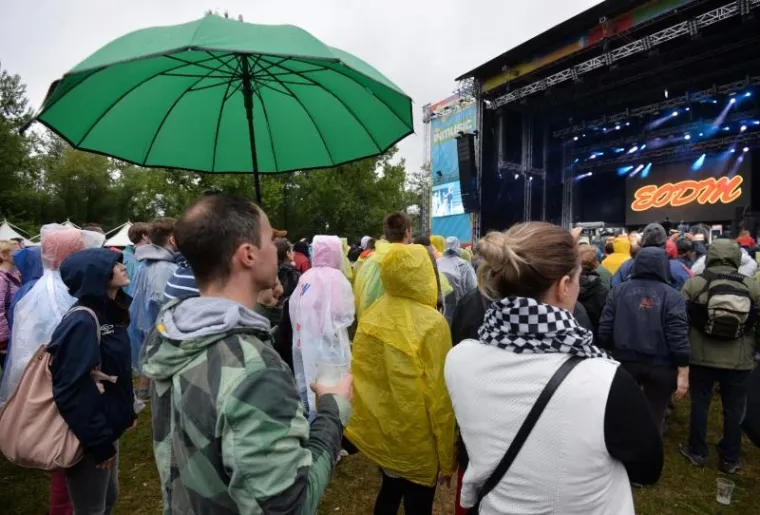 Drugi dan INmusic festivala obilježila je neumorna kiša, ali isto tako neumorni ljubitelji glazbe koji su nesmetano slušali Eagles of Death Metal, The Belle Infidels, La Roux, Them Moose Rush i Rudimental. Iako u manjem broju, publika je bila dobro raspoložena, a izvođači su oduševili energičnim nastupima.