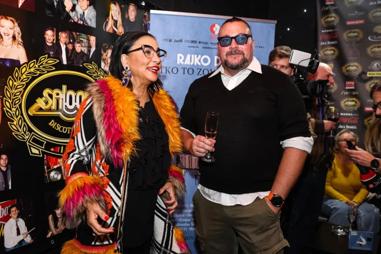 Poznati se okupili u Saloonu: Vlado Kalember osvaja šarmom, a Jasna Zlokić elegancijom