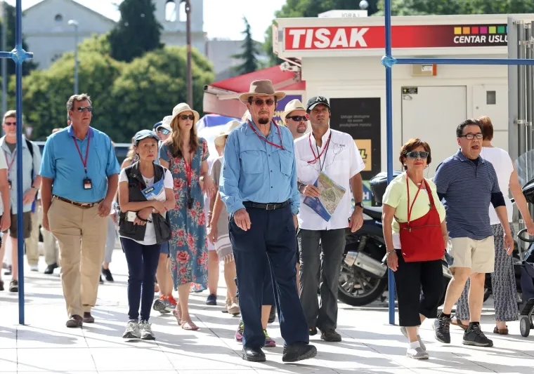 ZGODNE TURISTKINJE PREPLAVILE ŠIBENIK: Počela je prava sezone, a s njom i ovaj kruzer