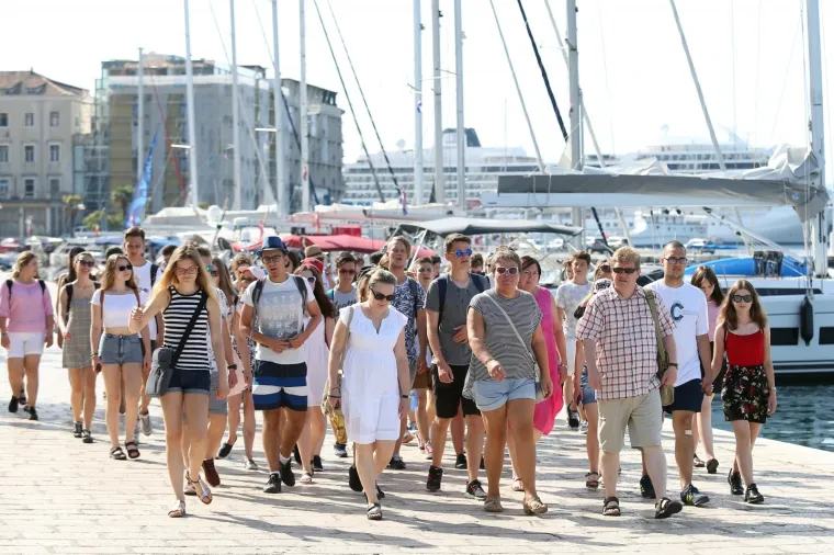 ZGODNE TURISTKINJE PREPLAVILE ŠIBENIK: Počela je prava sezone, a s njom i ovaj kruzer