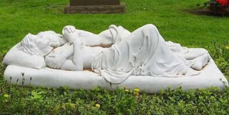 Neki ljudi jednostavno ne žele konvencionalne nadgrobne spomenike. I dok su neki fascinantni, neki su, blago rečeno... bizarni.