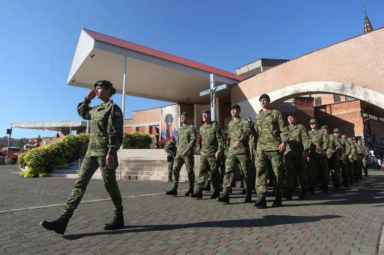 Na vojnom hodočašću u Mariji Bistrici tisuće vojnika, policajaca i branitelja, među njima i Kolinda Grabar Kitarović