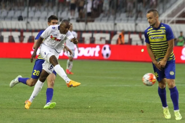 Brazilac Jefferson zabio je fantastičan gol s 25 metara i bacio publiku u trans. Takav gol se zaista rijetko viđa.