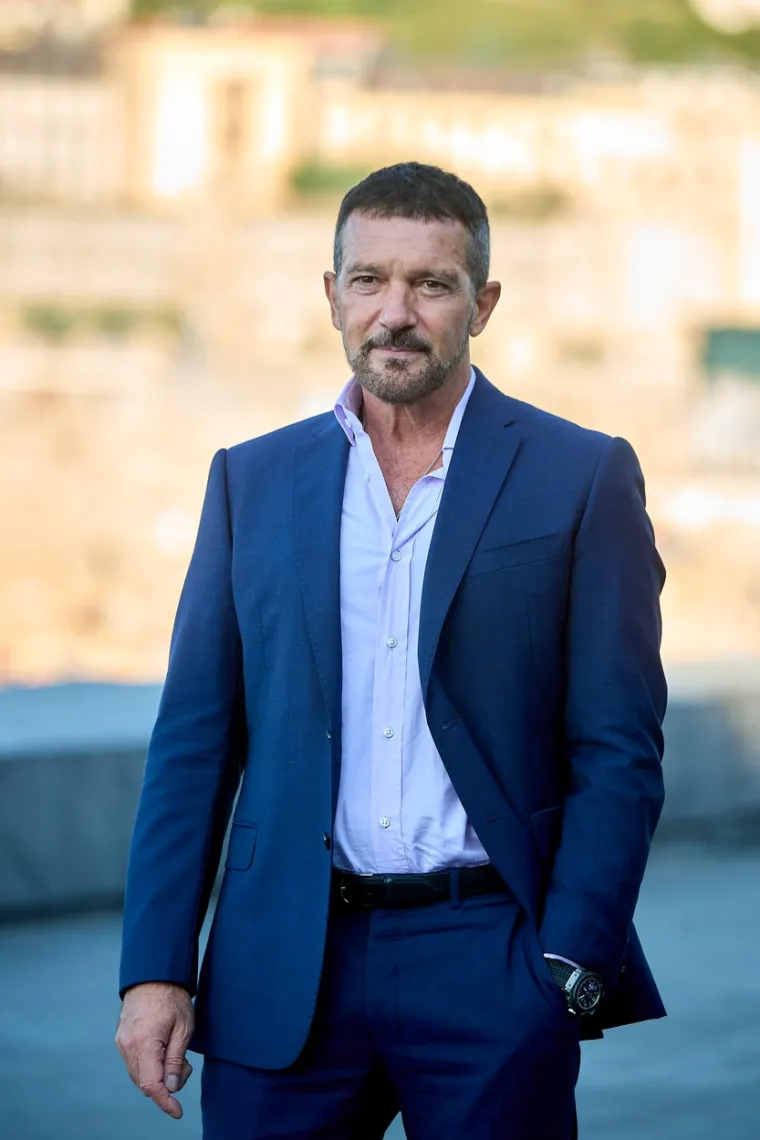 Nakon što se od nje razveo, španjolski se zavodnik brzo zaljubio u Melanie Griffith. Upoznali su se na snimanju komedije &quot;Dvostruki zavodnik&quot;, a vezu su započeli odmah. Vjenčali su se u Londonu 1996. godine nakon samo nekoliko tjedana veze, a iste je godine rođena i njihova kći Stella. Ipak, ni ovaj brak nije potrajao &quot;dok ih smrt ne rastavi&quot;, ali glumci su danas u jako dobrim odnosima. 
