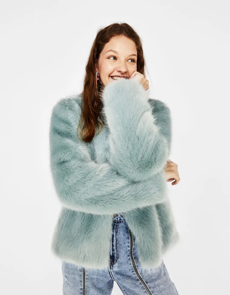 Kratki krzneni kaput, Bershka, 329,90 kuna