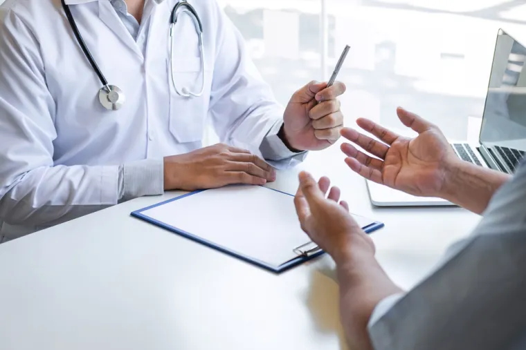 9 Nemojte ignorirati znakove
Dr. Viswanathan savjetuje: &quot;Ako netko doživi bilo koji od simptoma - najbolja opcija je posjetiti svog liječnika primarne zdravstvene zaštite radi odgovarajuće laboratorijske analize. Mnogi hormonski poremećaji poput dijabetesa i štitnjače mogu se potvrditi jednostavnim laboratorijskim testovima. Na temelju fizičkog pregleda i laboratorija liječnik može započeti liječenje i po potrebi uputiti endokrinologu.&quot;
