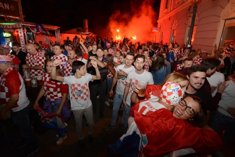 Deseci tisuća ljudi diljem Hrvatske slave ulazak Hrvatske u finale Svjetskog nogometnog prvenstva. Ori se pjesma, gore baklje, svi su noćas uz Vatrene