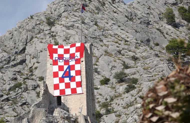 FOTO Spektakl u Omišu: Na tvrđavi Mirabela osvanuo divovski dres Ivana Perišića