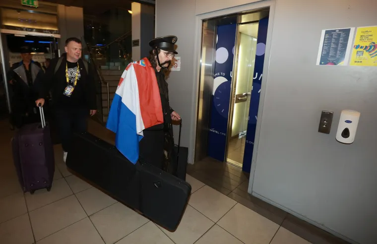 Pogledajte doček Letovaca ispred hotela u gluho doba noći: Mrle i Ivanka opet su sve raznježili