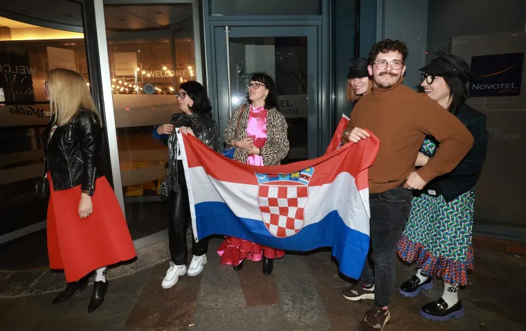 Pogledajte doček Letovaca ispred hotela u gluho doba noći: Mrle i Ivanka opet su sve raznježili