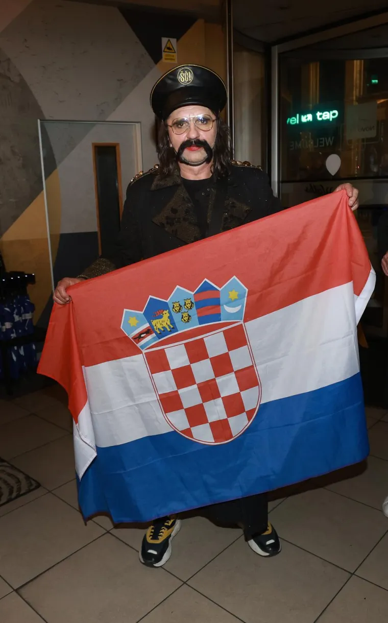 Pogledajte doček Letovaca ispred hotela u gluho doba noći: Mrle i Ivanka opet su sve raznježili